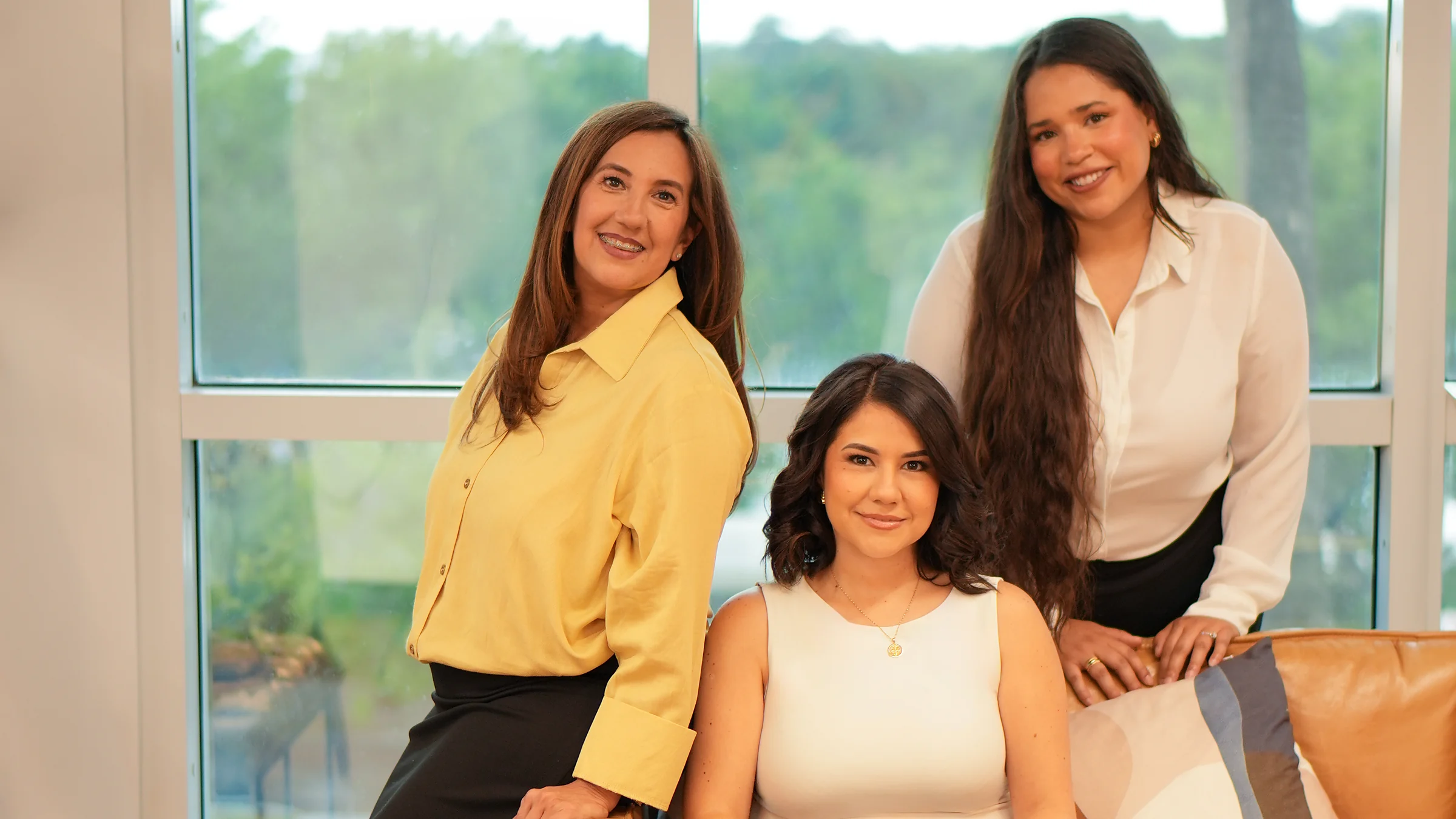 Las tres socias de Vemada Law en la oficina